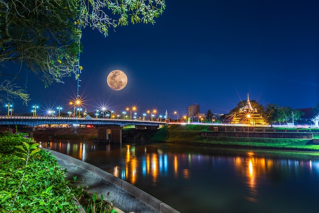 Super Full Moon su Pagoda sul Tempio Questa è un&#39;attrazione turistica