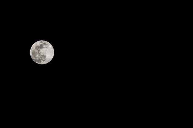 Super luna nel cielo nero