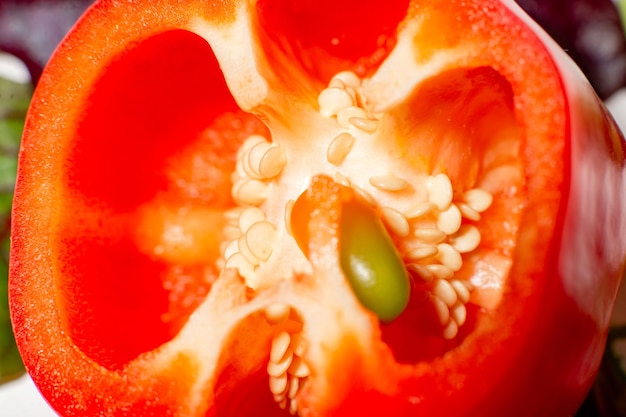 Super macro del peperone rosso Vista all'interno del primo piano dei semi del peperone dolce