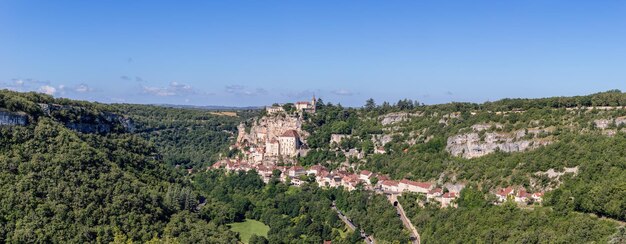 Super vista panoramica Castello di Rocamadour situato sulla cima di una scogliera nella città di Lot, Occitania, Francia