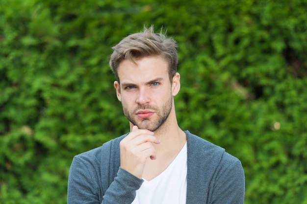 Supereroe barbiere. moda maschile primaverile. uomo alla moda con la barba lunga. Fondo verde dell'uomo caucasico bello. Stile casual da ragazzo barbuto. rifinitura e cura dei capelli con setole. Servizio di barbiere. Maschietto bello.