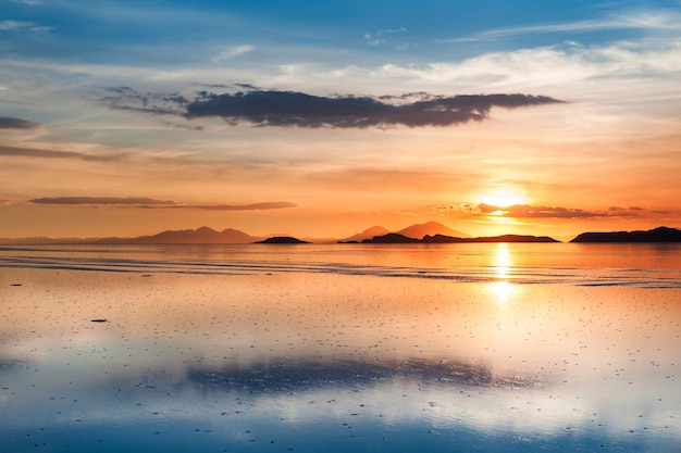 Superficie a specchio sulla distesa di sale Salar de Uyuni al tramonto, Altiplano, Bolivia