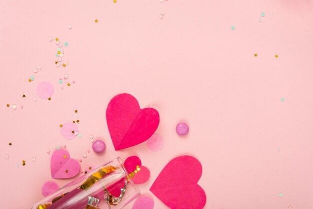 Superficie astratta con cuori di carta, coriandoli per San Valentino