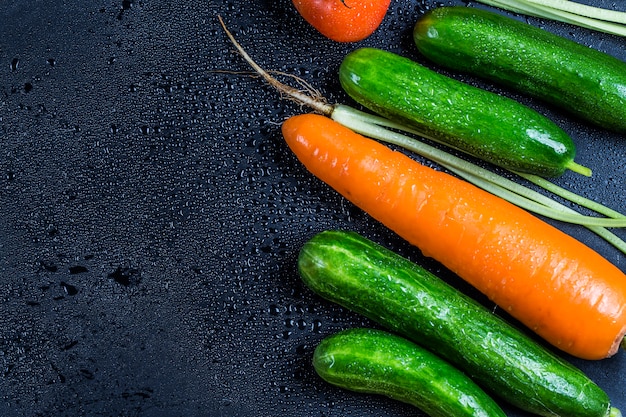 Superficie bagnata con verdure