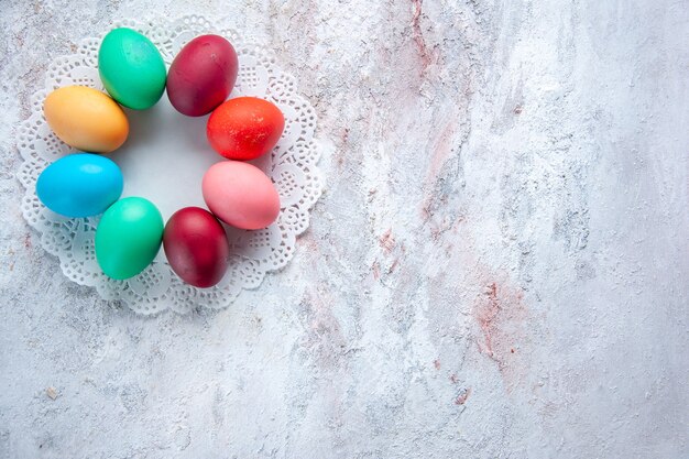 superficie bianca delle uova di Pasqua colorate vista dall'alto