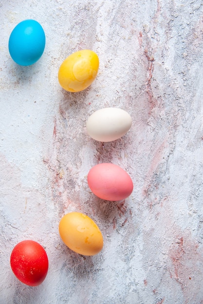 superficie bianca delle uova di Pasqua colorate vista dall'alto