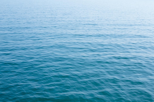 Superficie blu del mare con le onde