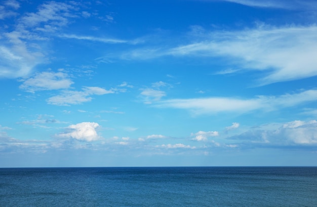 Superficie blu dell'acqua di mare sul cielo