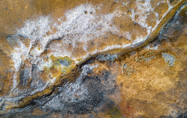 Superficie contaminata della miniera di rame abbandonata a Cipro Flusso tossico e suolo inquinato da sostanze chimiche
