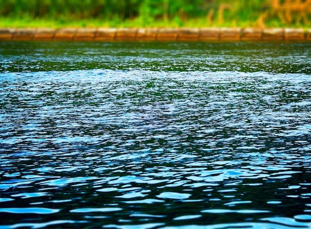 Superficie del fiume con sfondo bokeh spiaggia hd