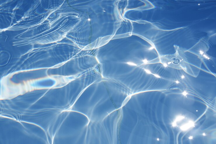 Superficie del fondo blu di struttura della piscina, acqua nella piscina.