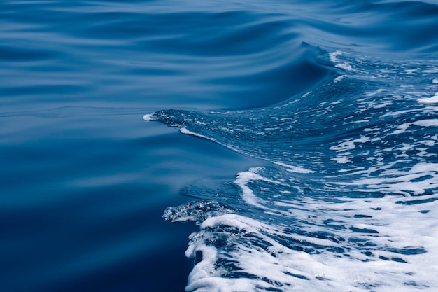 Superficie del mare, afflusso di onde. L'acqua in schiuma sibilante. Sfondo del desktop. Canale del Mozambico, Af