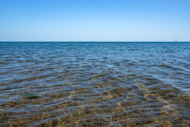 Superficie del mare con fondale sabbioso