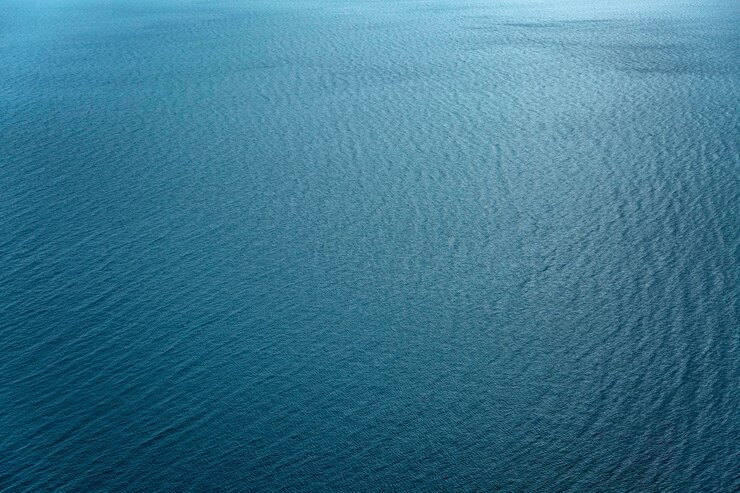Superficie del mare con leggere increspature in una giornata di sole Ricreazione di viaggio e amore per la natura Bellissimo paesaggio Sfondo Spazio per il testo