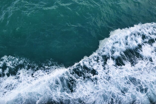 Superficie del mare con onde. Vista dalla nave.