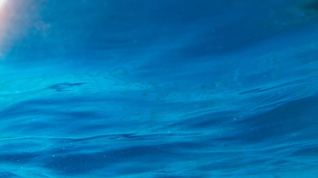 Superficie del mare dall'acqua. primo piano delle onde del Mar Rosso.