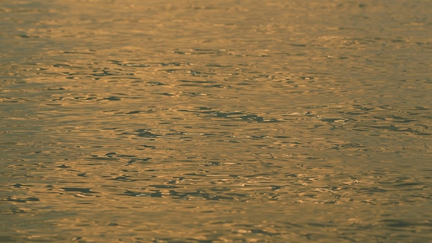 Superficie del mare ondulazioni e onde superficie dell'acqua sfondo superficie dell' acqua ondulata