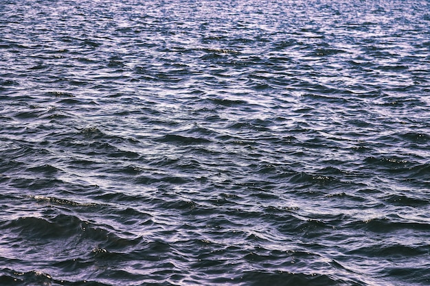 Superficie del modello di onda fresca o serbatoio di mare. Sfondo di onde del fiume che lambiscono sulla superficie dell'acqua mare o onde dell'oceano. Sfondi natura sfondi concetto. Foto increspature del lago. Copia spazio