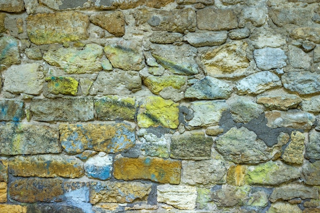 Superficie del muro di pietra dell&#39;annata al vecchio fondo della casa