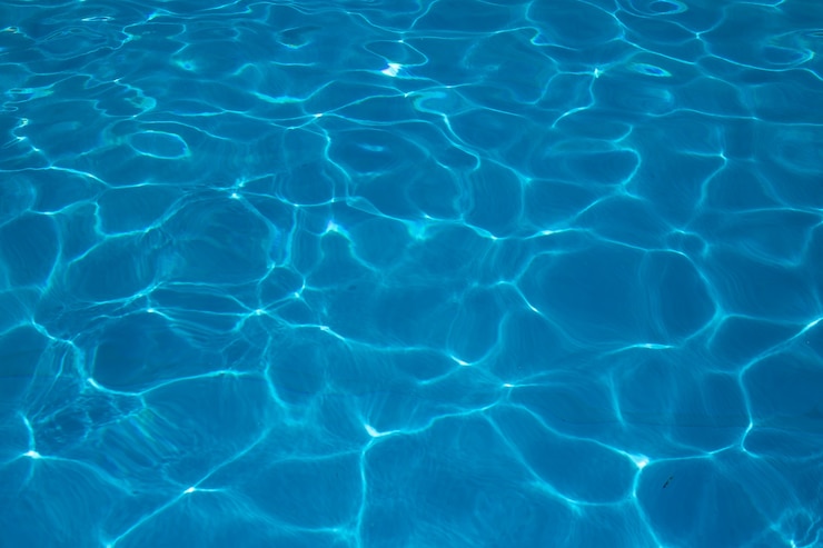 Superficie dell'acqua blu in piscina, acqua in piscina