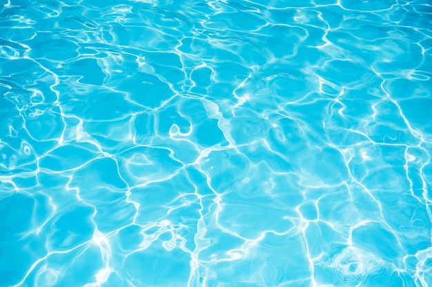 Superficie dell&#39;acqua blu nella priorità bassa della piscina