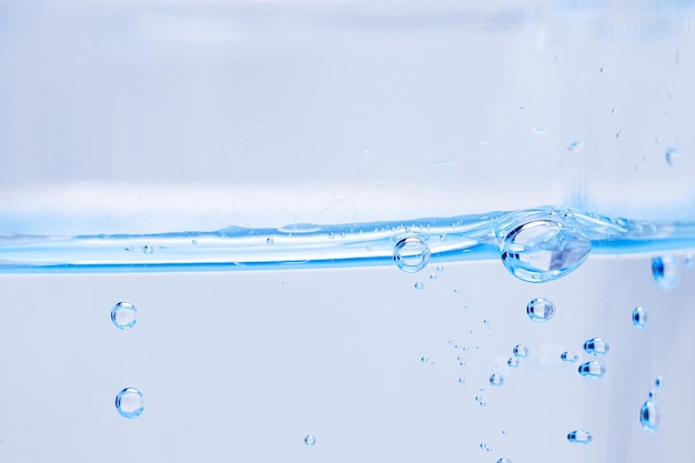Superficie dell'acqua con bolle su sfondo bianco