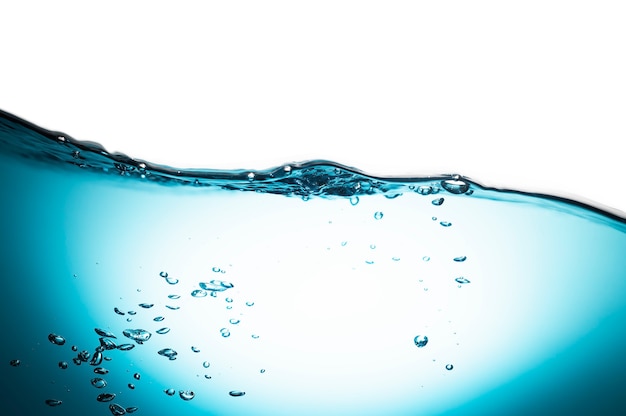 Superficie dell'acqua con ripple e bolle galleggiano su sfondo bianco