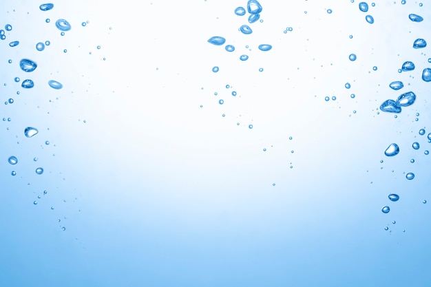 Superficie dell'acqua con ripple e bolle galleggiano su sfondo bianco