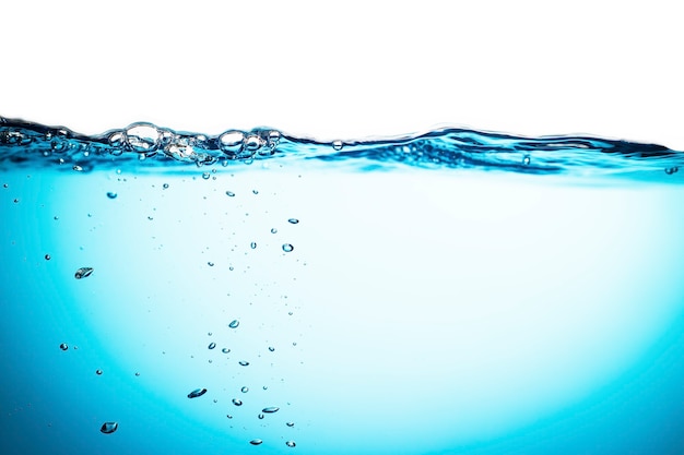 Superficie dell'acqua con ripple e bolle galleggiano su sfondo bianco