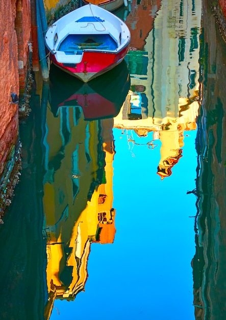 Superficie dell'acqua del canale veneziano con reflazione, Venezia, Italy