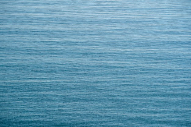 Superficie dell'acqua di mare blu con vista dall'alto delle onde