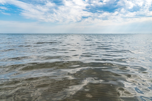 Superficie dell'acqua e linea dell'orizzonte