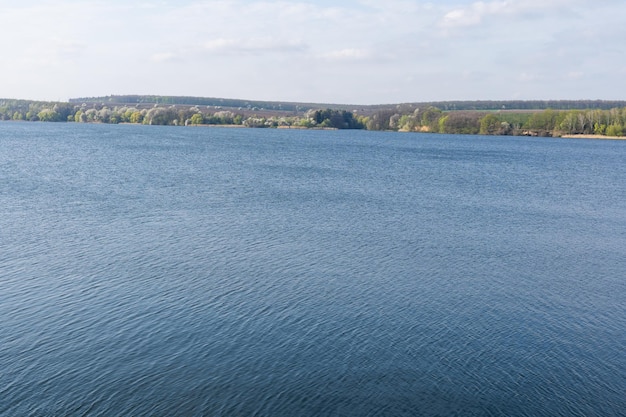 Superficie dell'acqua, fondo del fiume, fondo blu.