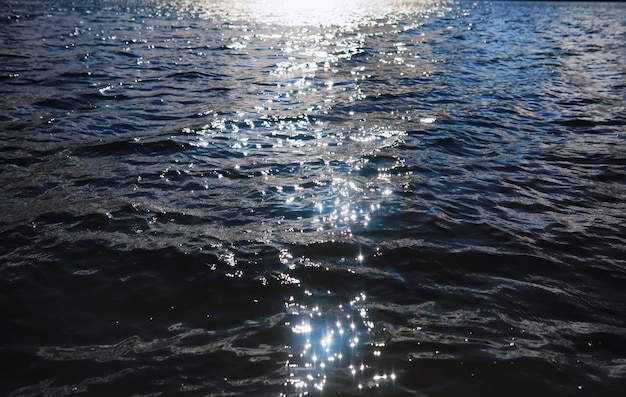 Superficie dell'acqua. La consistenza dell'acqua. Onde sul lago in caso di vento.