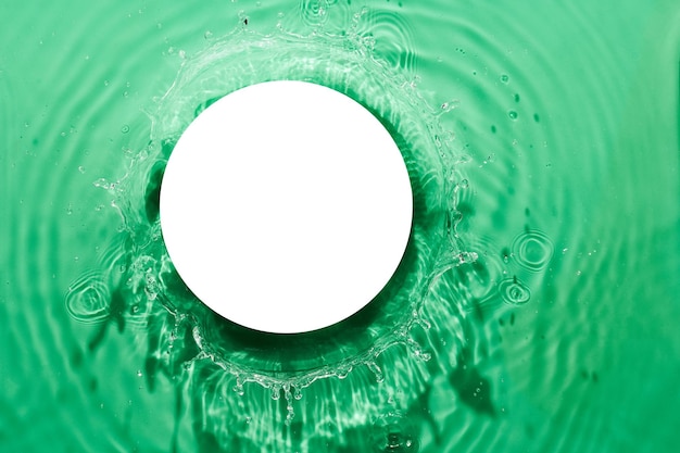 Superficie dell'acqua verde sfondo astratto onde e onde consistenza di idratante aqua cosmetico con bolle e piedistallo di prodotto bianco