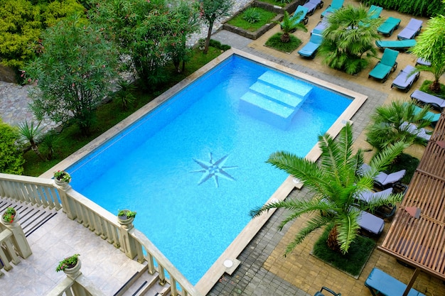 Superficie della piscina blu, fondo di acqua nella piscina. Vista dall'alto