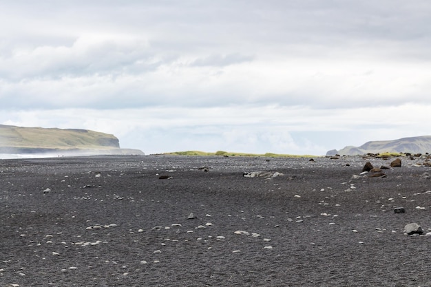 Superficie della spiaggia di sabbia nera di Reynisfjara in Islanda