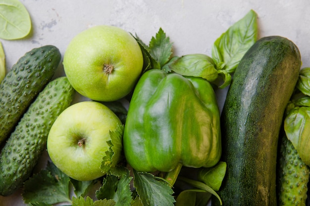 Superficie di concetto di cibo vegetariano sano, selezione di alimenti verdi freschi per dieta disintossicante, cavolfiore crudo, mela, cetriolo, feijoa, spinaci,