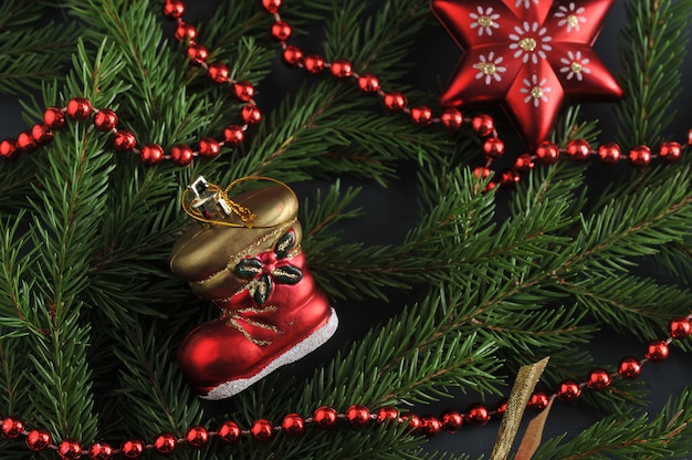 Superficie di festa con giocattoli di Natale e perline sull'albero di Natale