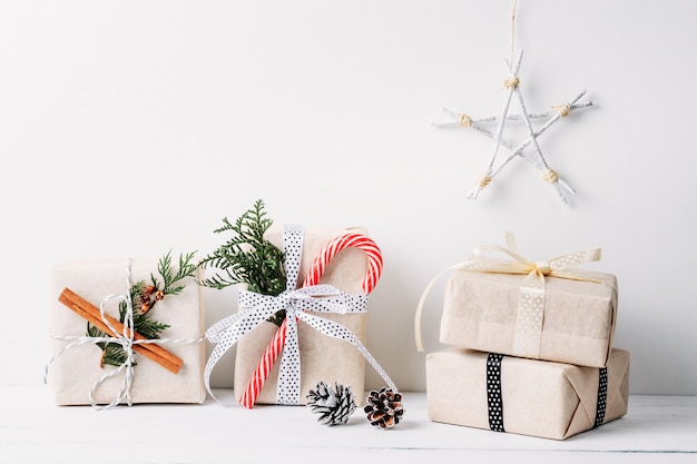 Superficie di Natale con scatole regalo e decorazioni su un tavolo di legno bianco