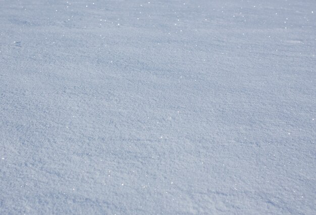 Superficie di neve fresca nella soleggiata giornata invernale.