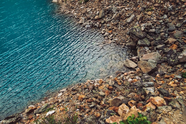 Superficie lucida del lago di montagna azzurro.