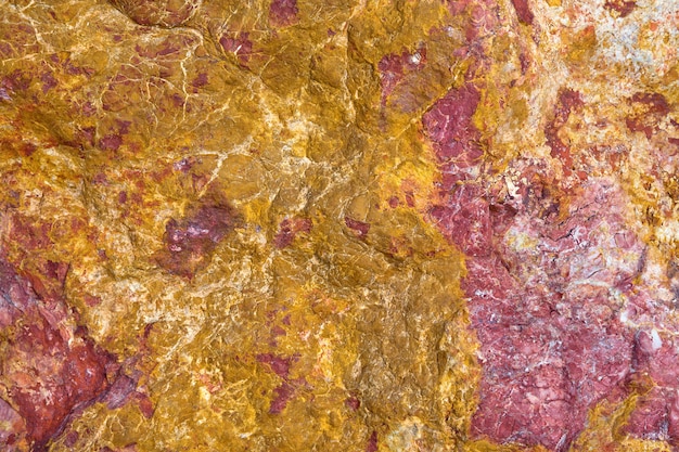 Superficie modellata colorata su una roccia