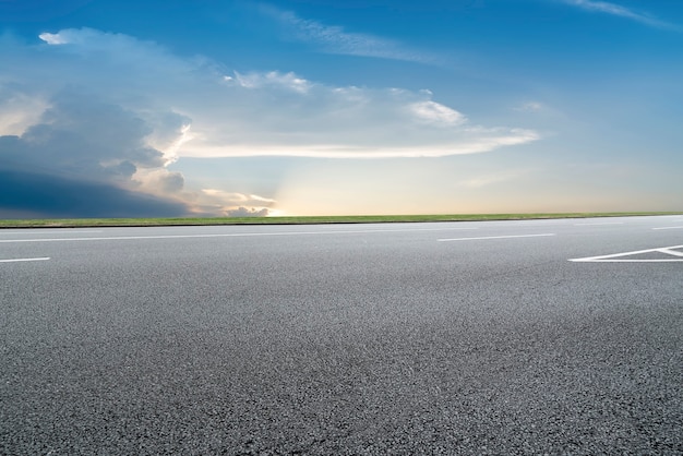 Superficie stradale e paesaggio naturale del cielo