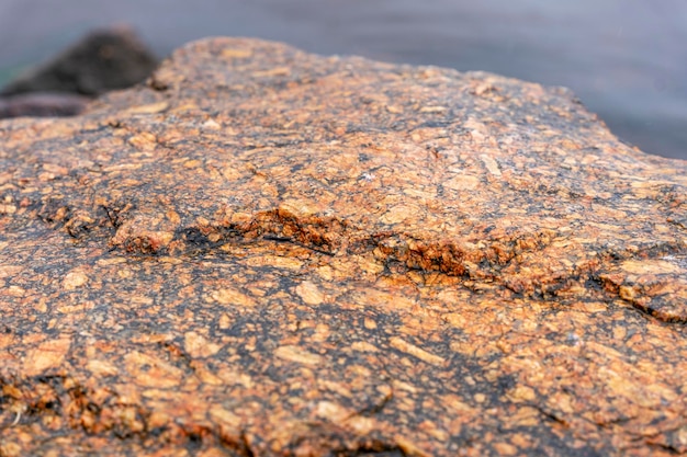 Superficie strutturata di un'enorme pietra marrone naturale