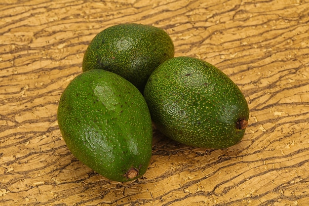 Superfood dietetico di avocado verde maturo