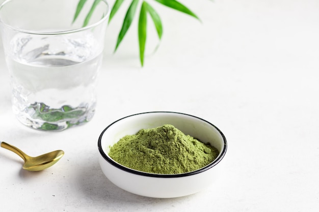 Superfood verde in polvere per la preparazione di bevande energetiche. Medicina a base di erbe