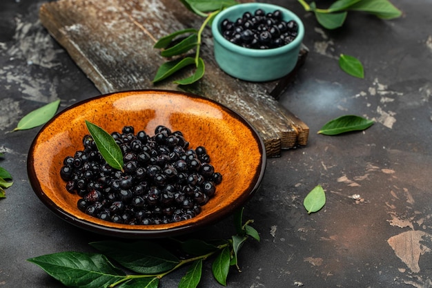 Superfoods antiossidante del mapuche indiano Ciotola di bacche fresche di maqui su sfondo scuro vista dall'alto