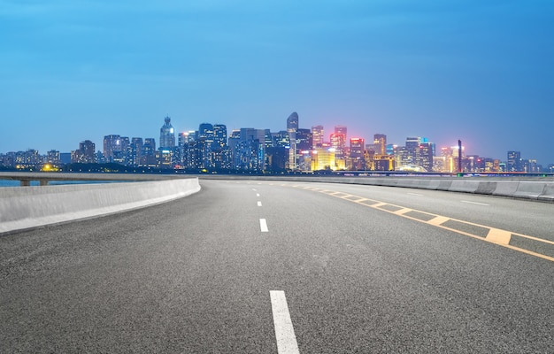 Superstrada e skyline urbano a Hangzhou, Cina