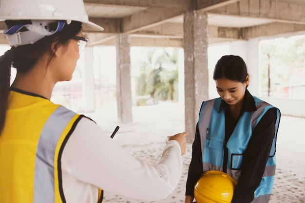 Supervisore donna che indica la colpa in faccia e punisce le lavoratrici per aver disobbedito agli ordini di lavoro